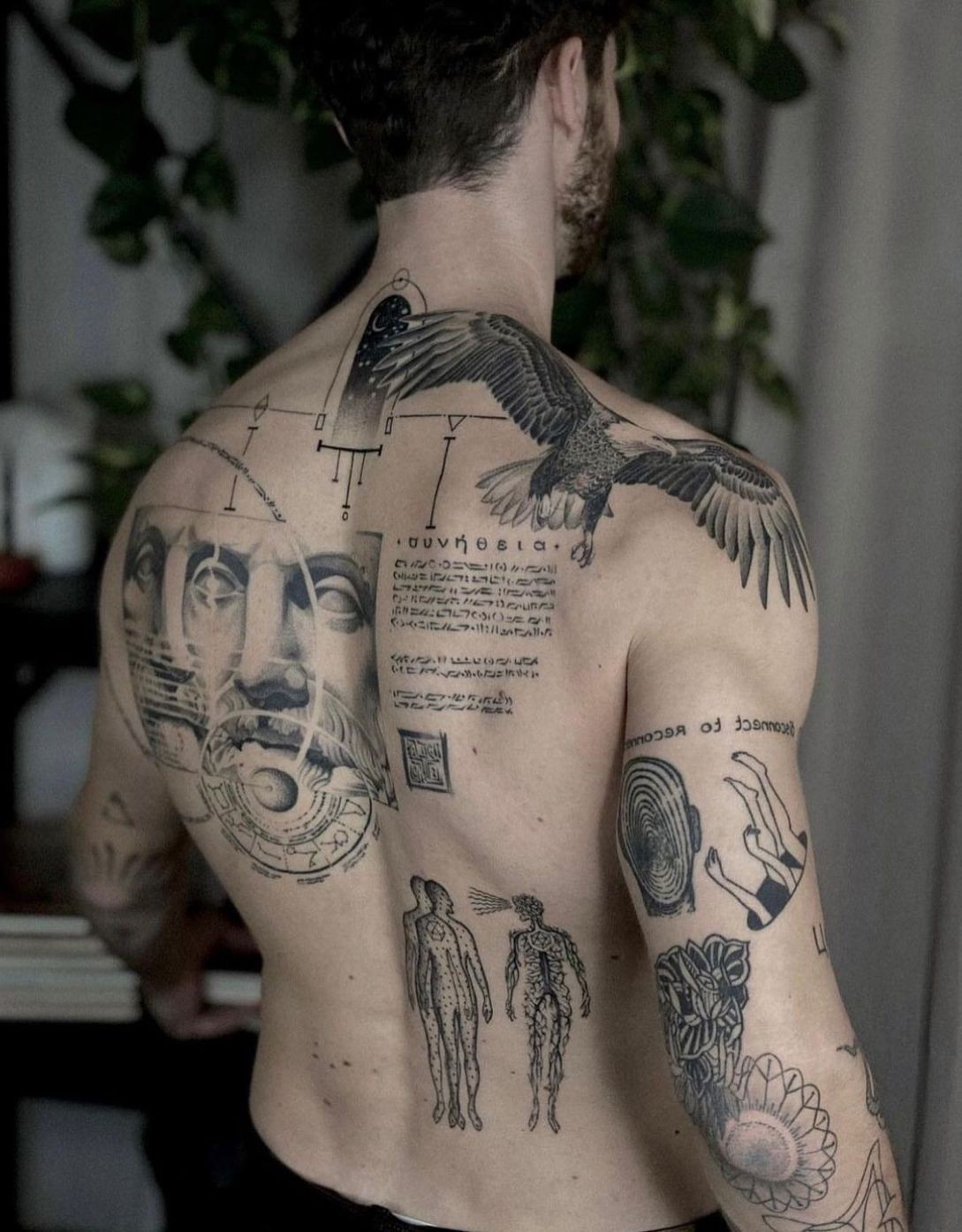 Best fine line realistic tattoo geneva , tatouage graphique , Zeus tattoo, sleeve , meilleur tatoueur Geneve, statue mythology Geometry lignes fines 