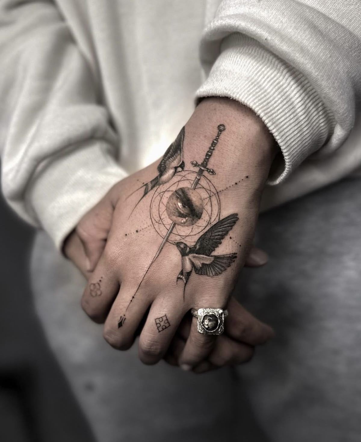 Fine line micro realism tattoo, geneva tattoo, tatouage Geneve, tatouage main